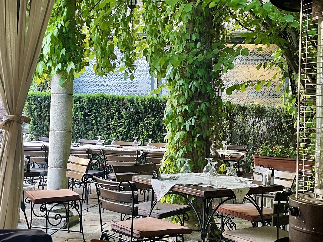 Restaurant "Staria Chinar"